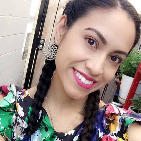 Meet your Posher, Elizabeth - Picture 3 of 3